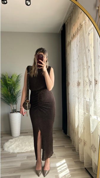 Gofre Kumaş Kolları Vatkalı Önü Yırtmaçlı Elbise - Kahverengi 