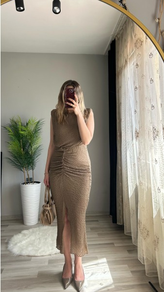 Gofre Kumaş Kolları Vatkalı Önü Yırtmaçlı Elbise - Haki